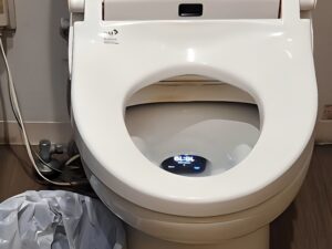 便器の中からスマホが見えます